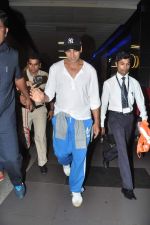 Akshay Kumar snapped at the airport in Mumbai on 30th July 2013 (10).JPG